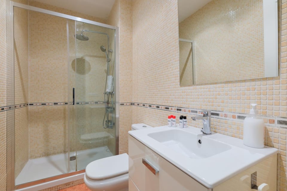 Shower, Toilet, Bathroom, towels