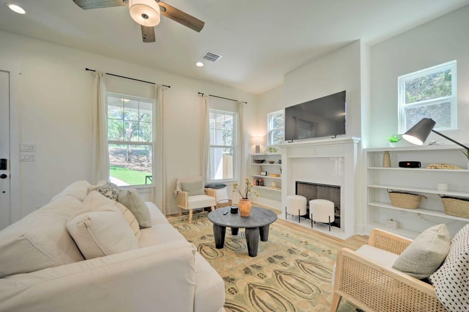 Canyon Lake Home with Deck about 1 Mi to Comal Park House in Canyon Lake