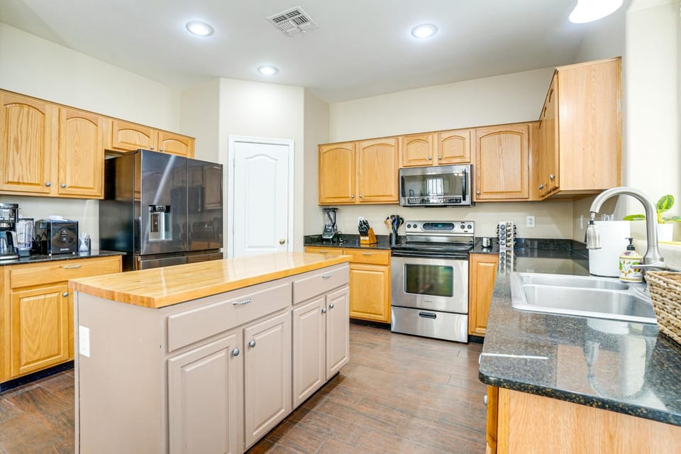 Avondale Abode: Pool, Lake Views & On-Site Fishing House in Avondale