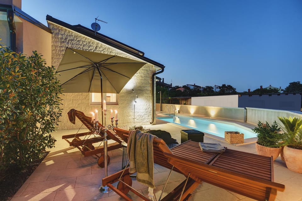 Swimming pool, sunbed