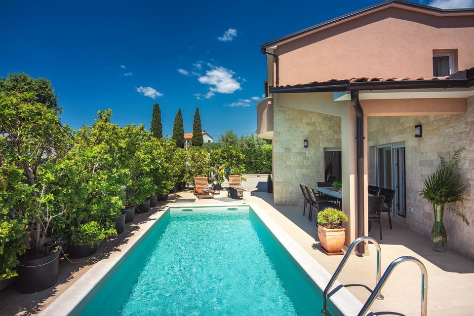 Property building, Swimming pool, sunbed