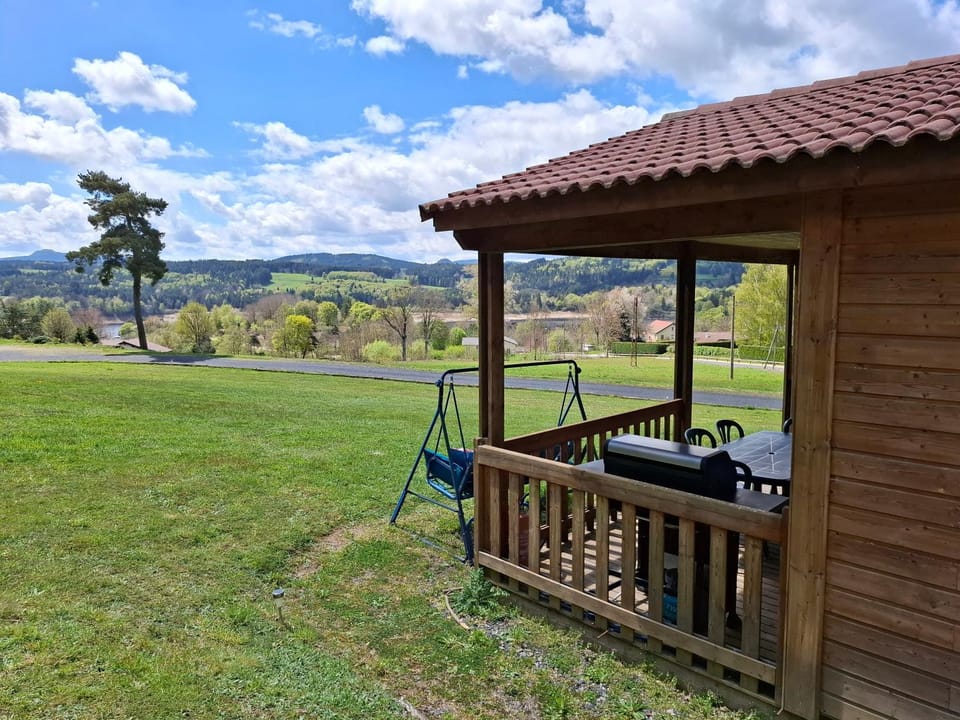 Chalets au bord du lac de Lavalette Chalet in Auvergne-Rhône-Alpes