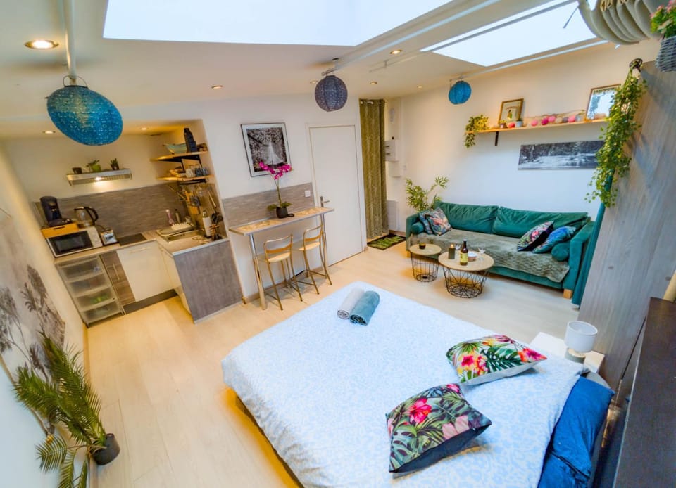 Bed, Kitchen or kitchenette, Bedroom