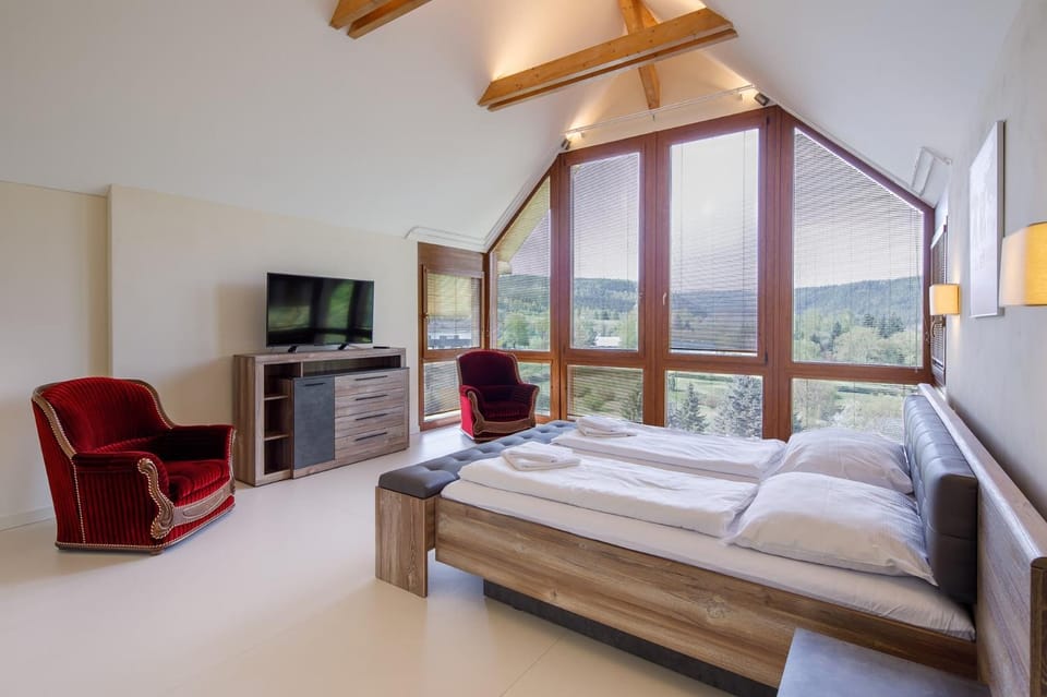 Bed, Natural landscape, TV and multimedia, View (from property/room), Photo of the whole room, Seating area, Bedroom, Mountain view