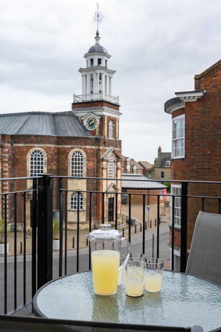 View (from property/room), Balcony/Terrace, Seating area, Landmark view, Non alcoholic drinks