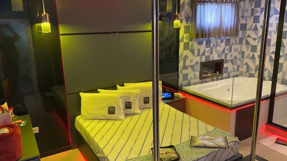 Hot Tub, Photo of the whole room