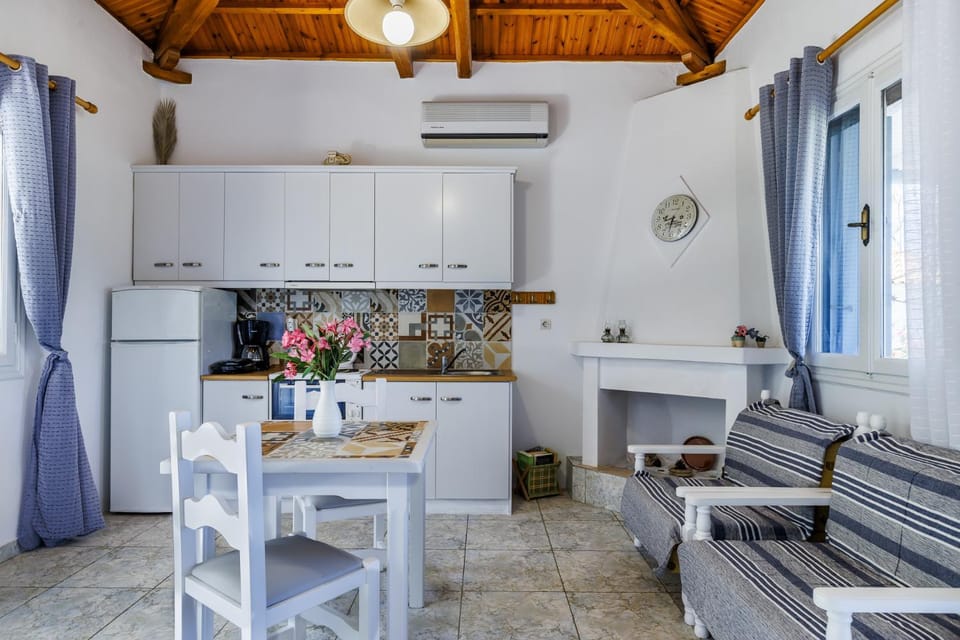 Kitchen or kitchenette, Living room, Seating area, Dining area
