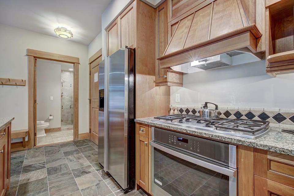 Luxurious 1 BR in River Run Village with Ski in ski out, Kids Ski Free Apartment in Keystone
