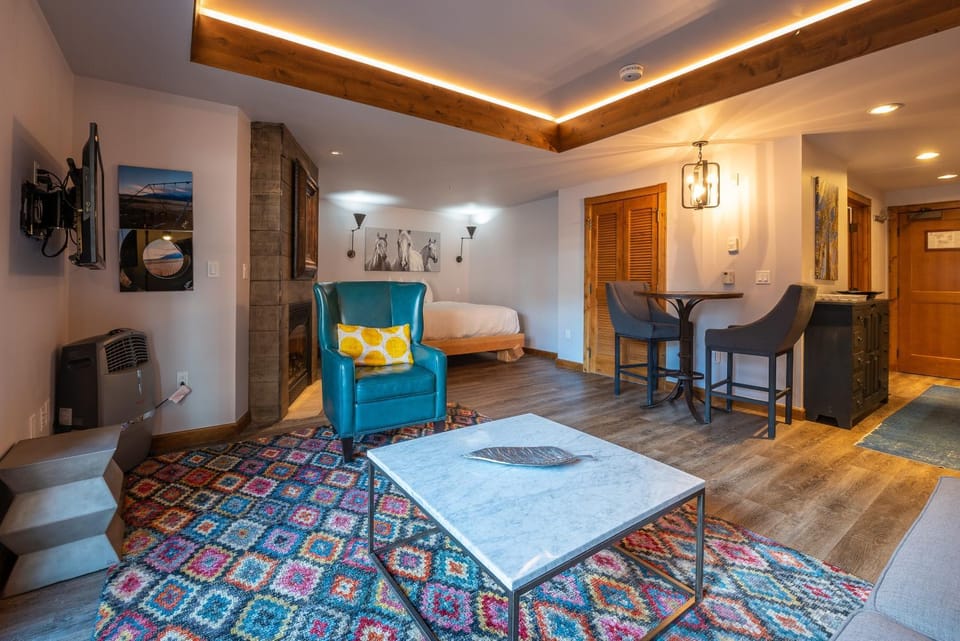 Studio Efficiency Unit with Balcony over Mountaineer Square condo Apartment in Colorado