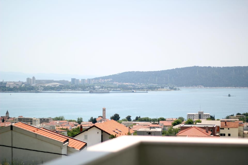 Balcony/Terrace, City view, Landmark view, Mountain view, Sea view
