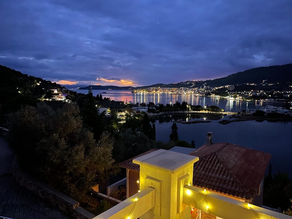 Patio, View (from property/room), Balcony/Terrace, City view, Lake view, Mountain view, Sea view, Sunset