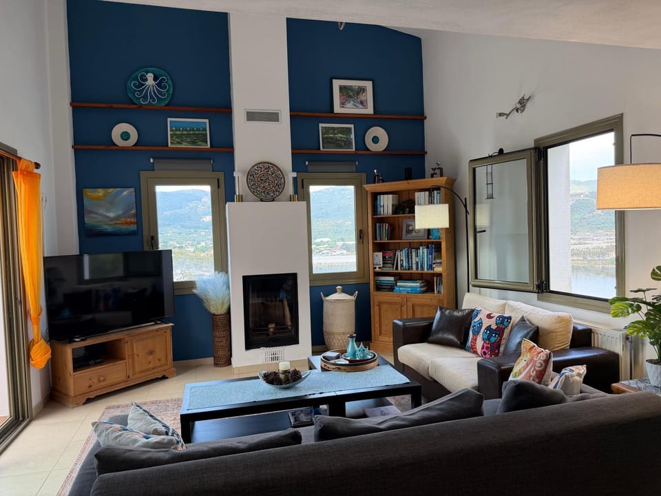 TV and multimedia, View (from property/room), Living room, Seating area, City view, Lake view, Mountain view, Sea view, fireplace, air conditioner
