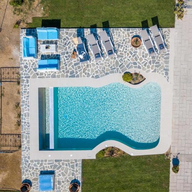 Day, Natural landscape, Bird's eye view, Pool view, Swimming pool, sunbed