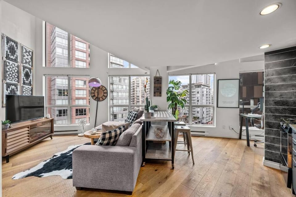 Beautiful Downtown Loft with full kitchen Apartment in Vancouver