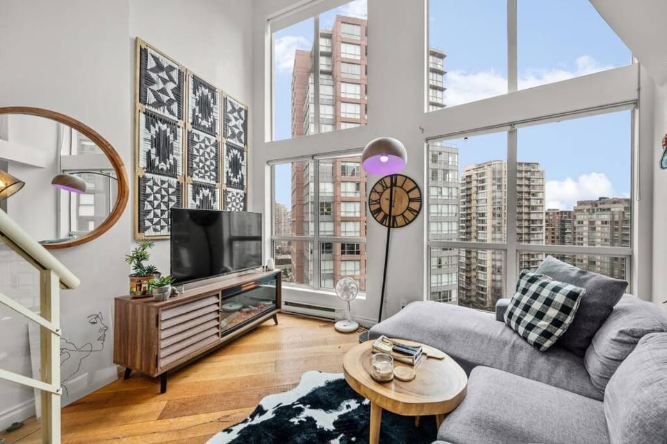 Beautiful Downtown Loft with full kitchen Apartment in Vancouver