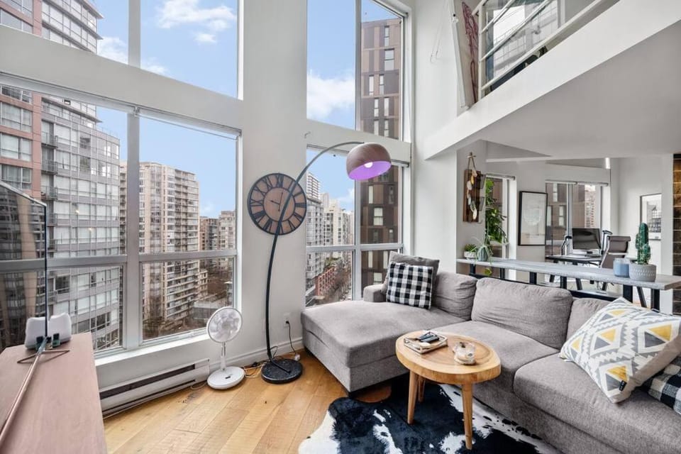 Beautiful Downtown Loft with full kitchen Apartment in Vancouver