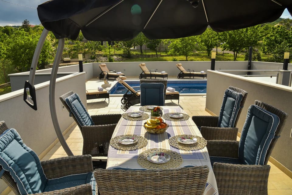 Patio, Day, View (from property/room), Balcony/Terrace, Seating area, Dining area, Drinks
