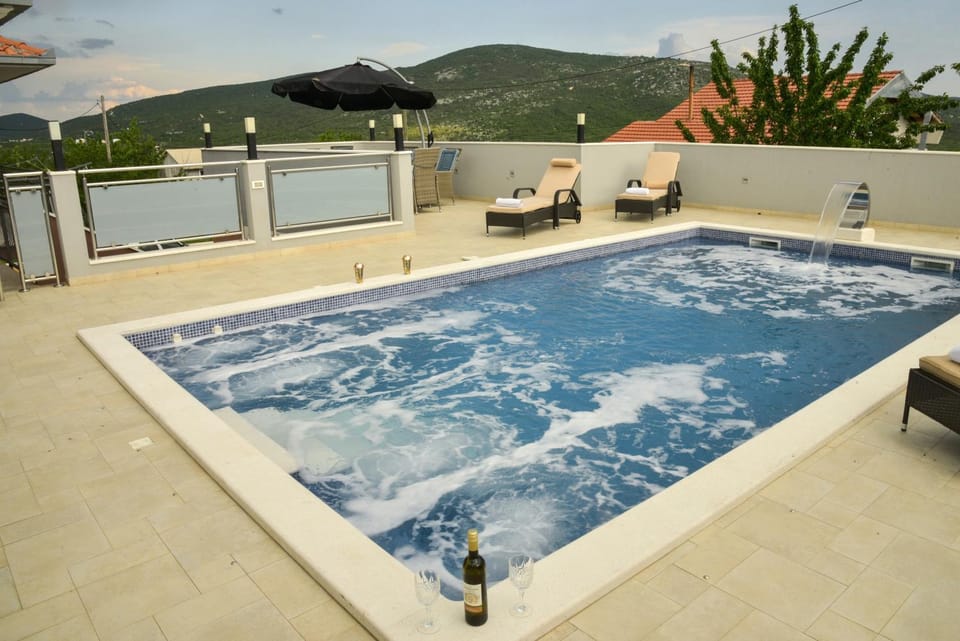 Natural landscape, Hot Tub, Mountain view, Pool view, Swimming pool, sunbed