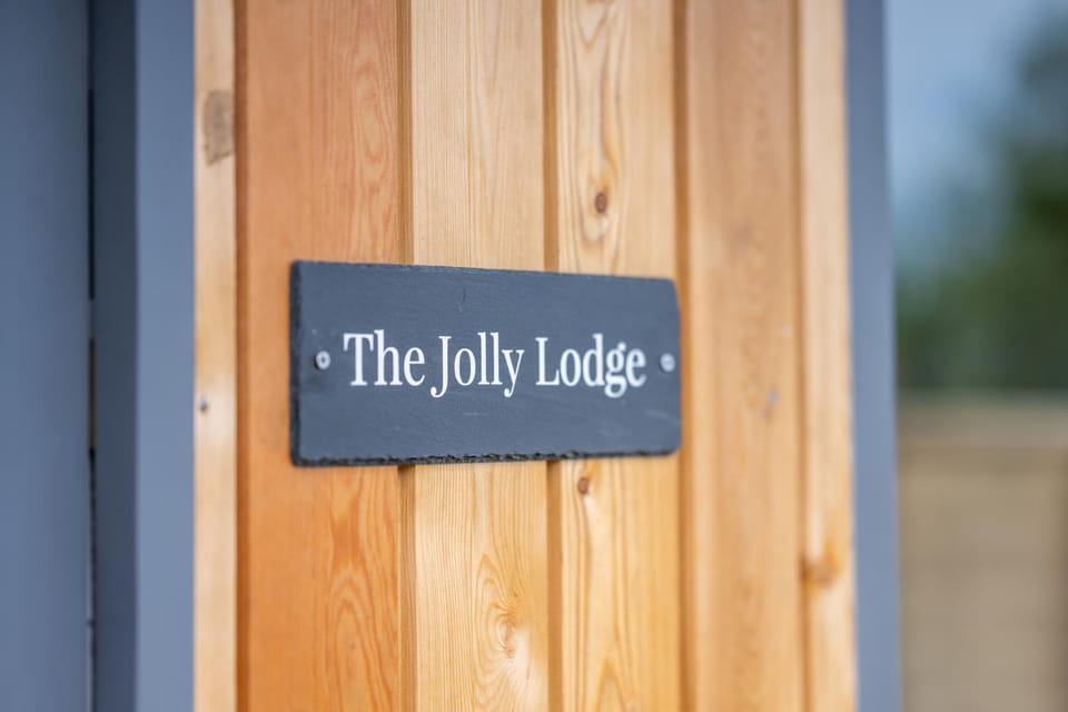 The Jolly Lodge-Sea Views-Free Parking House in Lyme Regis