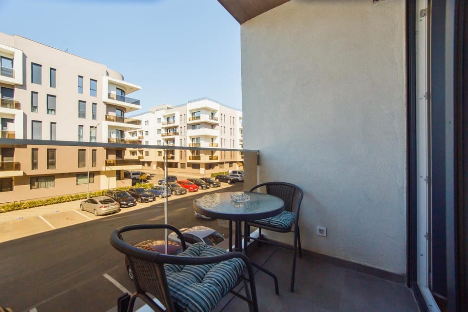 Balcony/Terrace, Street view