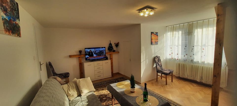 TV and multimedia, Living room, Seating area, Evening entertainment