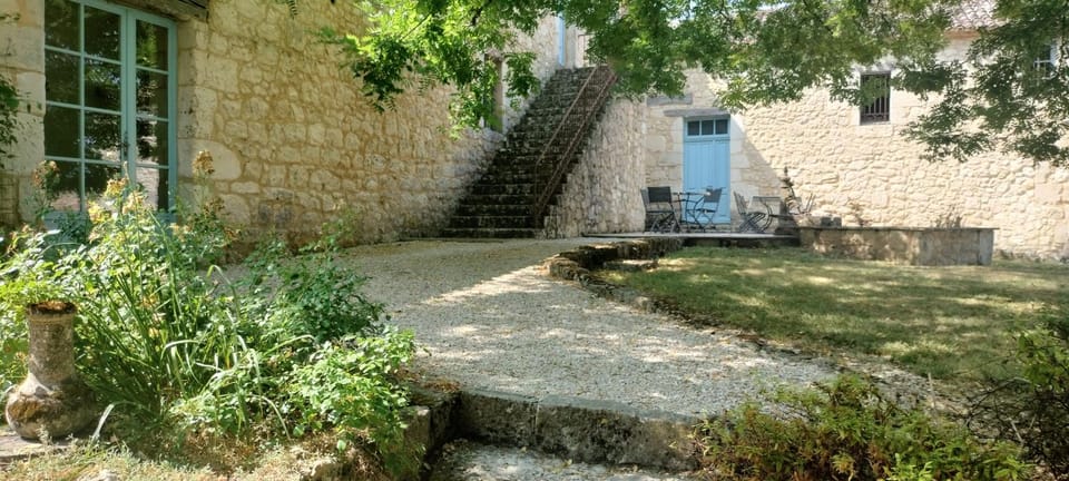 Chambre d'hôte "La Pierre" Domaine de Fonpeyroune Bed and Breakfast in Nouvelle-Aquitaine