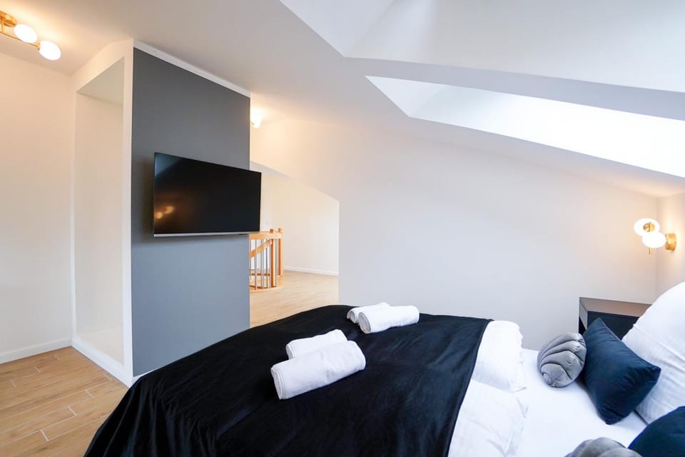 Bed, TV and multimedia, Photo of the whole room, Bedroom, towels