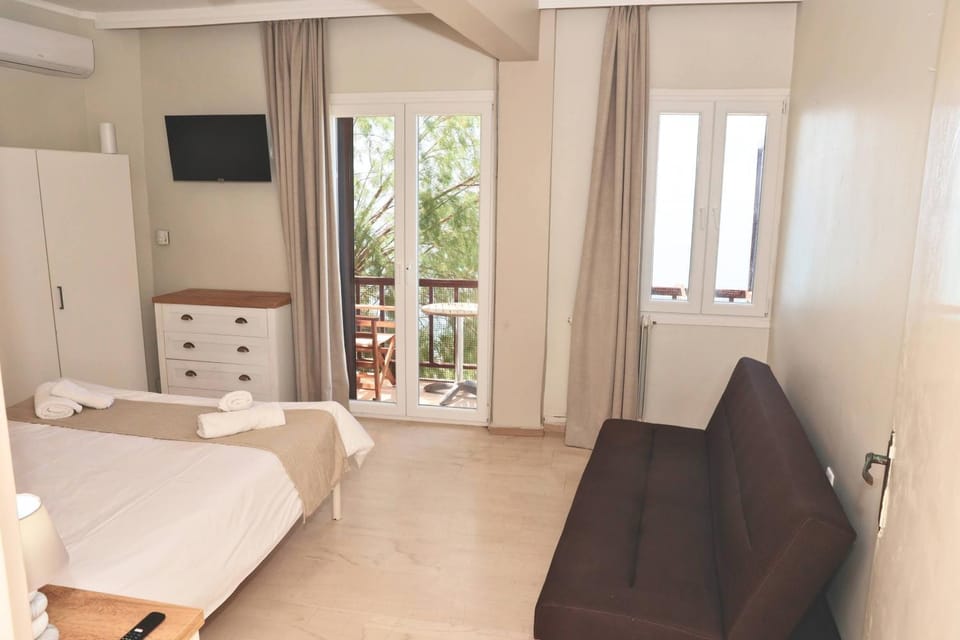 Bed, TV and multimedia, Bedroom