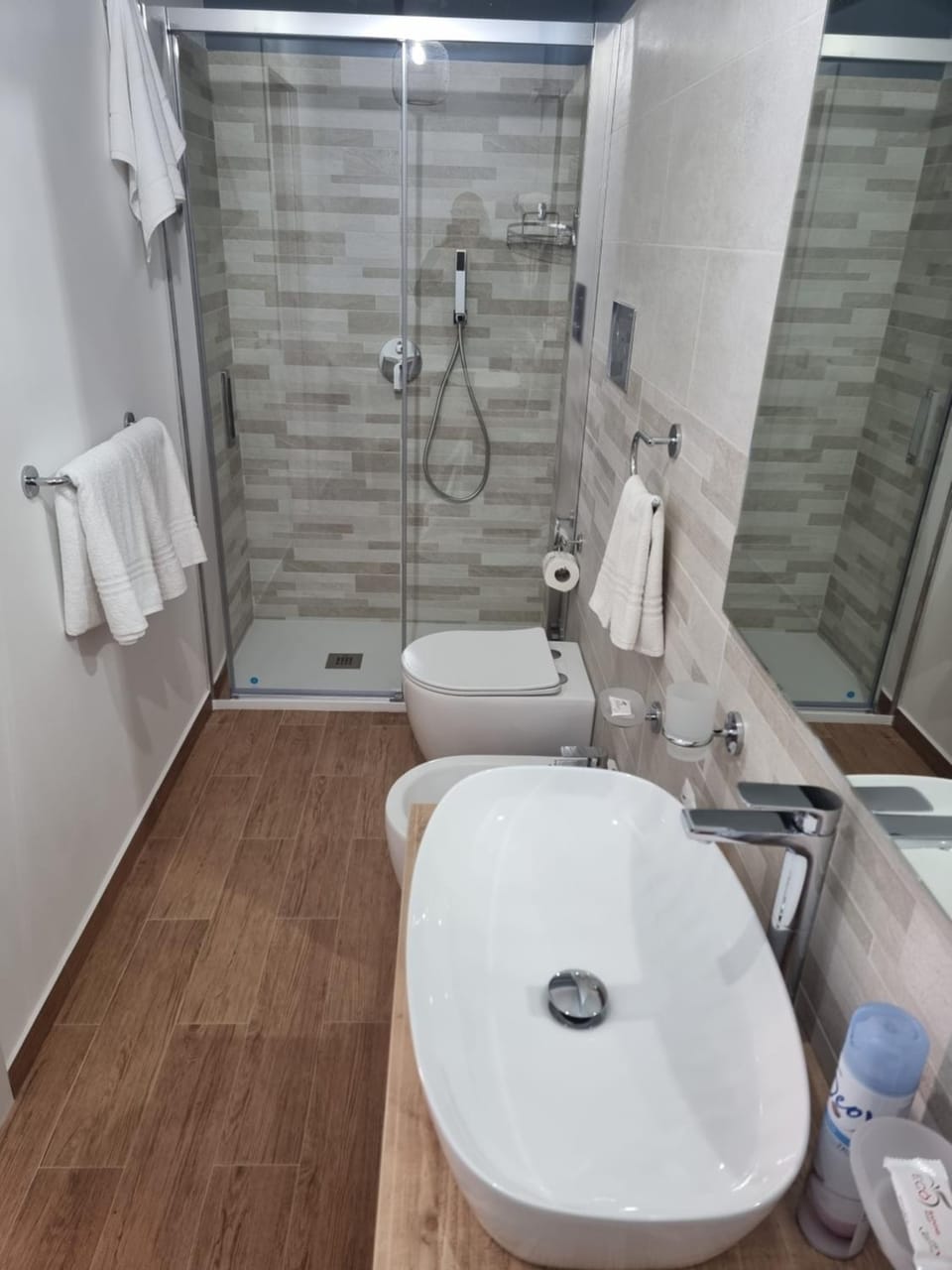 Shower, Toilet, towels