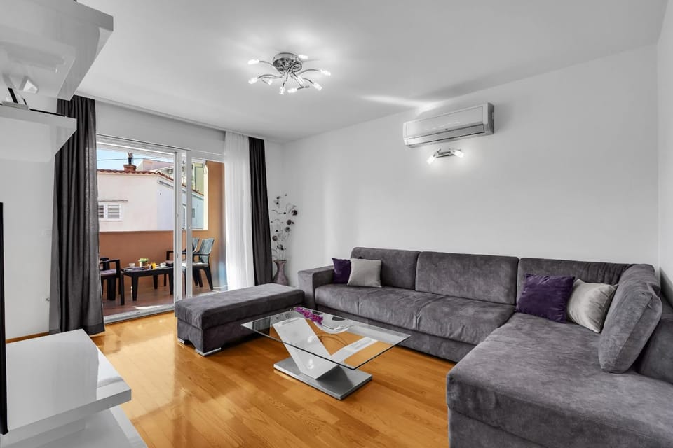 TV and multimedia, Living room, Seating area, air conditioner