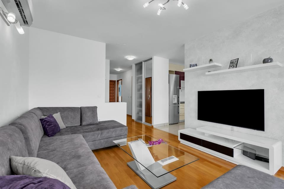 TV and multimedia, Living room, Seating area, Evening entertainment