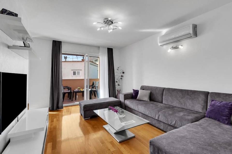 TV and multimedia, Living room, Seating area, air conditioner