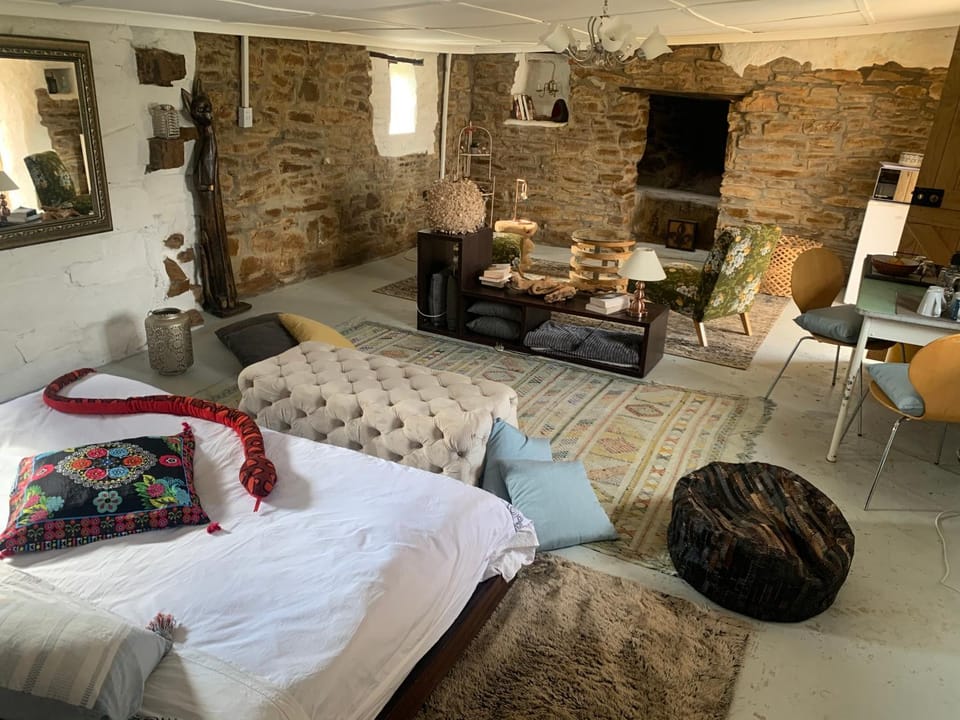 Bed, Living room, Photo of the whole room, Seating area, Bedroom