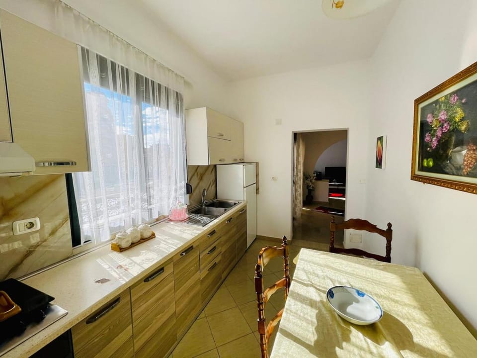 Kitchen or kitchenette, Dining area, Communal kitchen