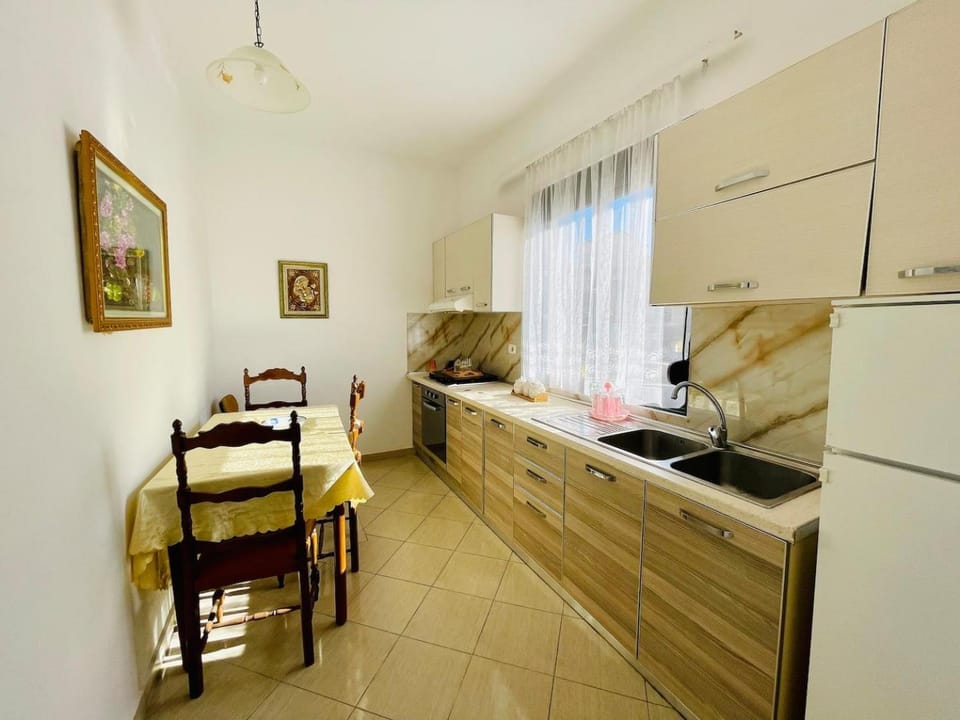 Kitchen or kitchenette, Dining area, Communal kitchen
