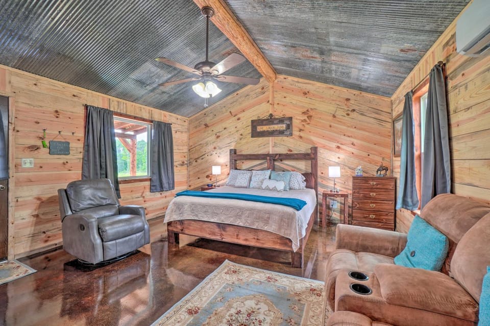 Updated Studio Cabin in Ozark w/ Yard & Mtn View Cabin in Arkansas