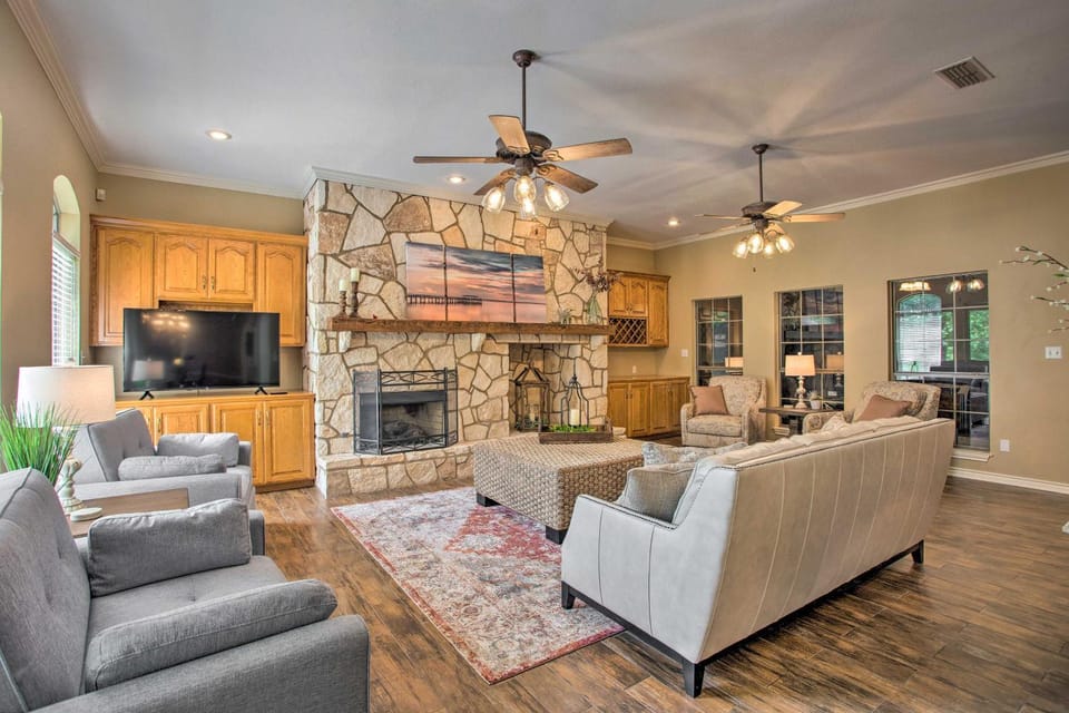 Happy Trails Hideout w/ New Bunk House & Hot Tub! House in Texas