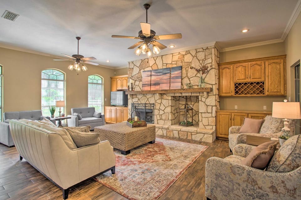 Happy Trails Hideout w/ New Bunk House & Hot Tub! House in Texas