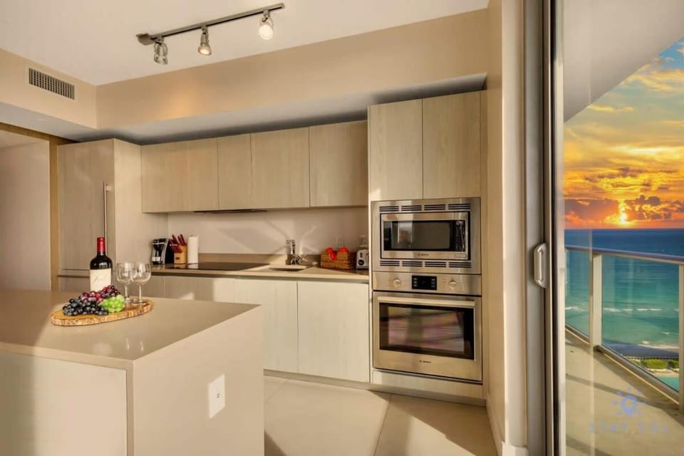 Insane Ocean View Balcony - Beachfront Resort - Pools Apartment in Hollywood Beach