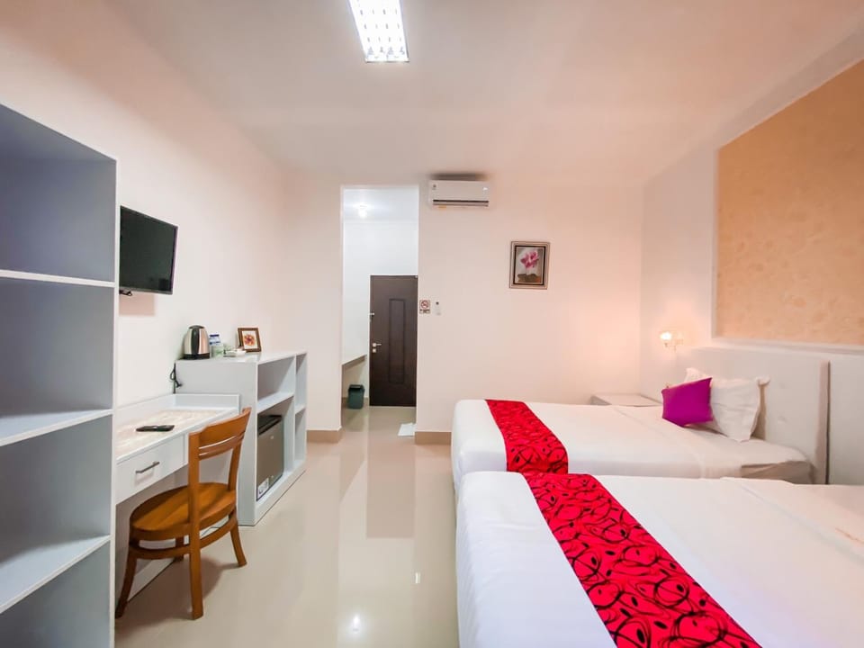 Photo of the whole room, Bedroom, air conditioner
