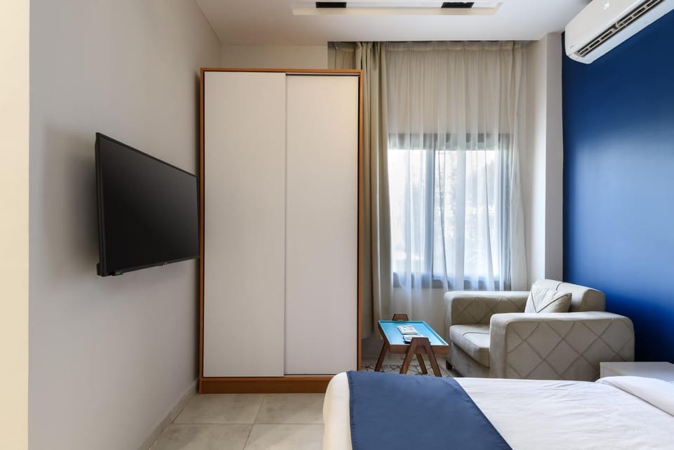 Communal lounge/ TV room, Bed, TV and multimedia, Living room, Photo of the whole room, Seating area, Evening entertainment, Bedroom, wardrobe, air conditioner