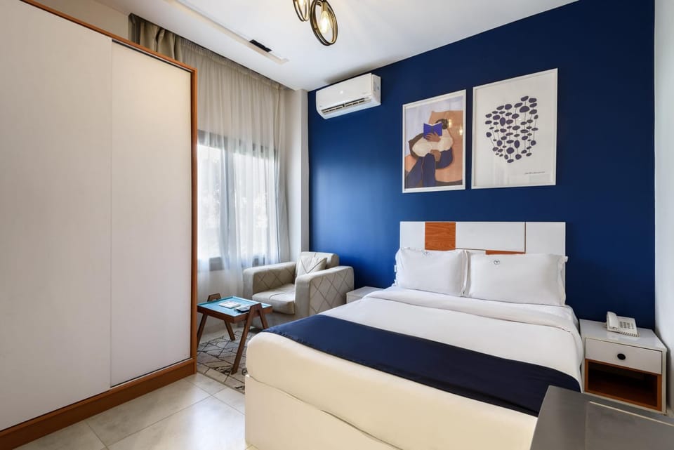 Bed, TV and multimedia, Living room, Photo of the whole room, Seating area, Bedroom, air conditioner