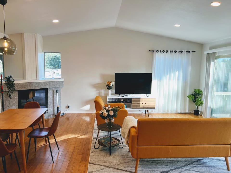 Communal lounge/ TV room, TV and multimedia, Living room, Seating area, Dining area