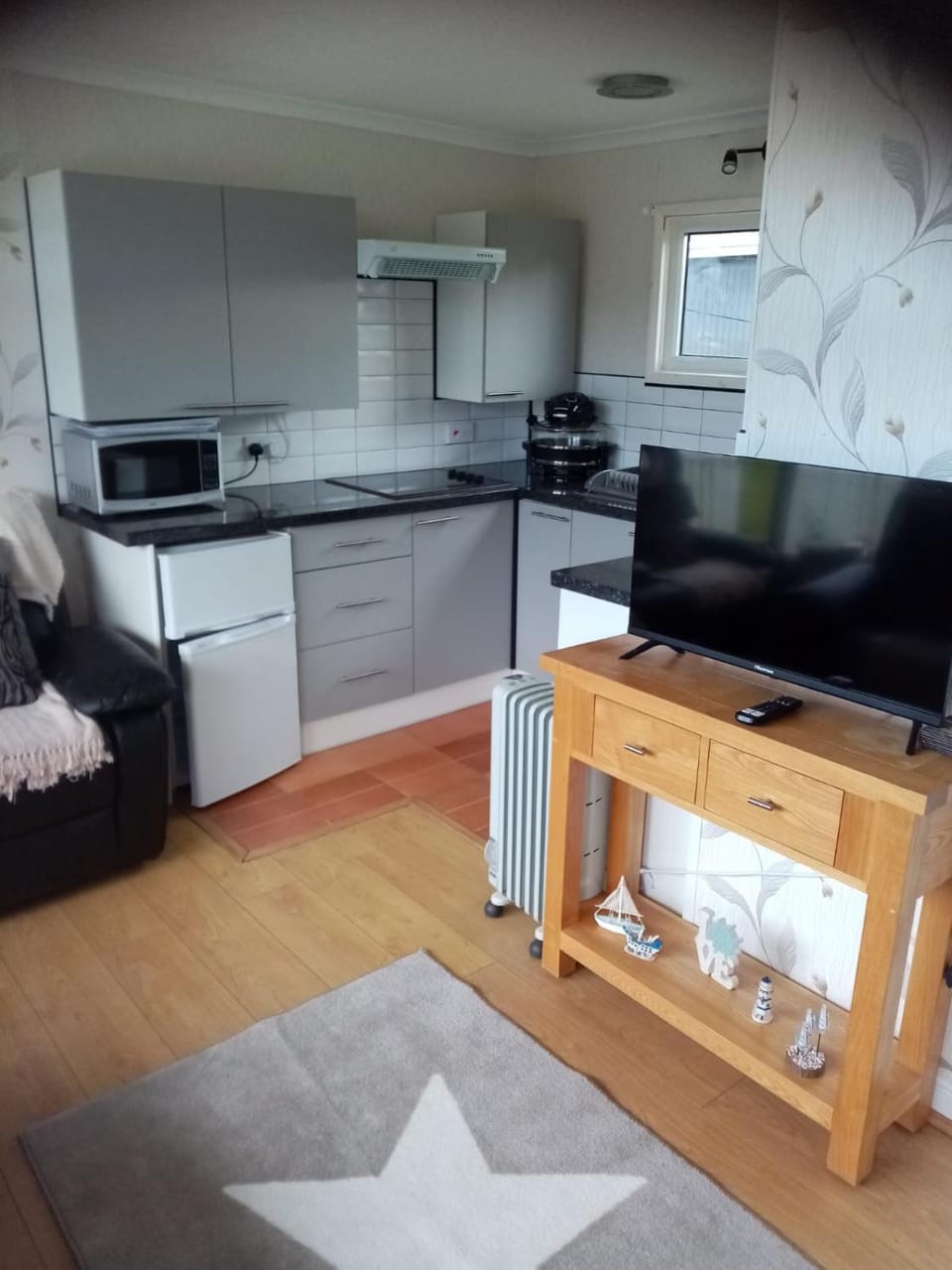 Kitchen or kitchenette, minibar, stove, toaster