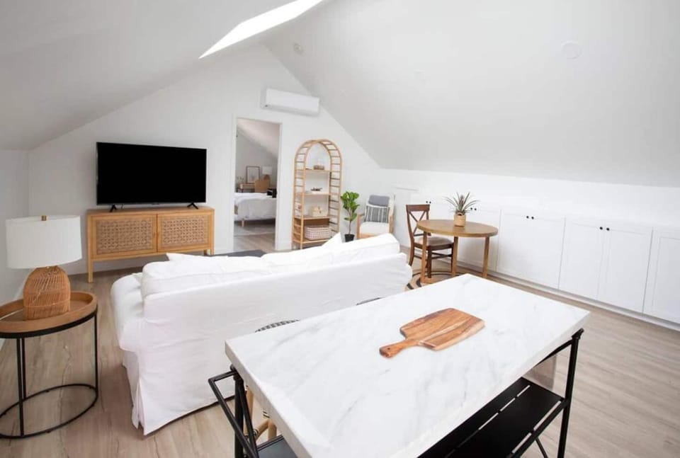 Coastal, Elegant, Modern, King Bed House in Point Loma
