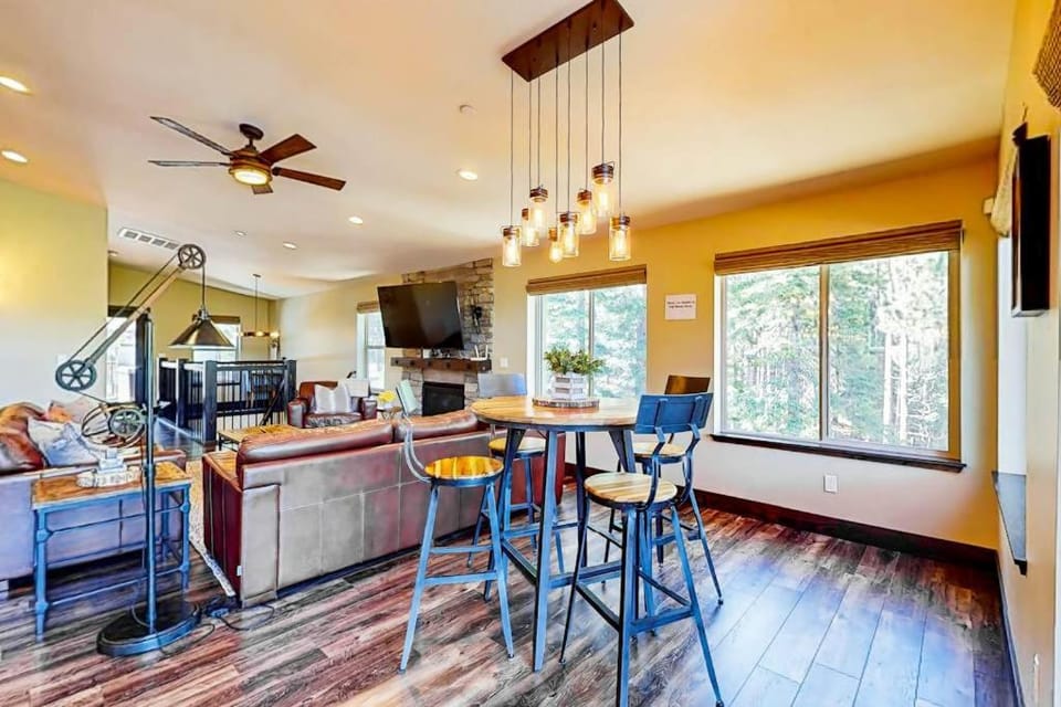 Pooewin Place House in Sierra Nevada