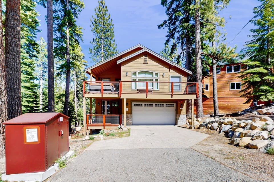 Pooewin Place House in Sierra Nevada
