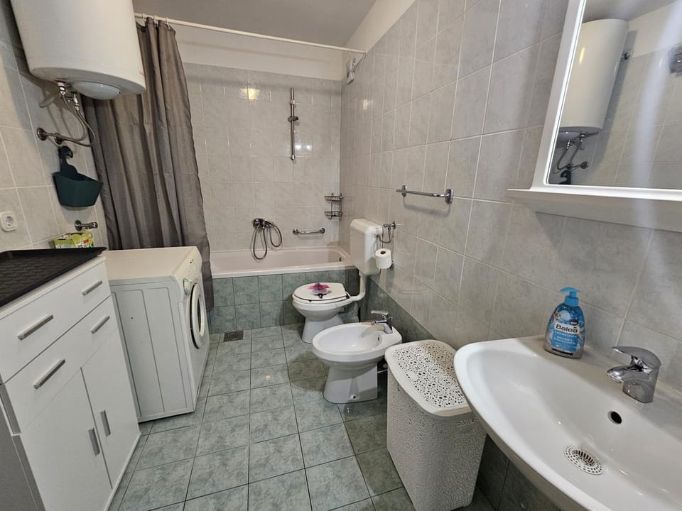 Toilet, Bathroom, Bath, bidet, towels, washing machine