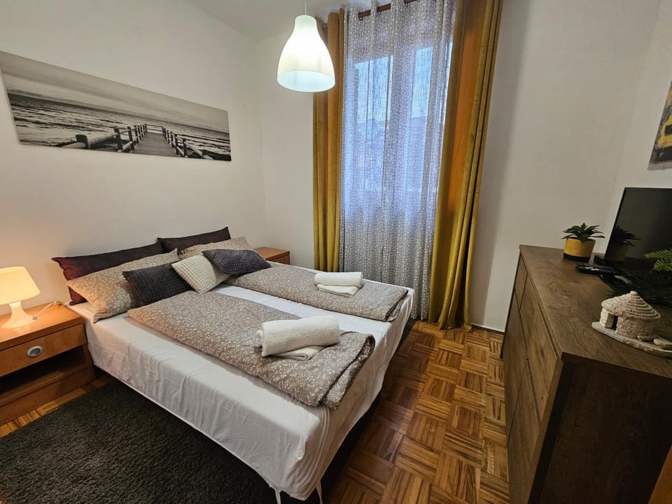Bed, TV and multimedia, Bedroom, towels