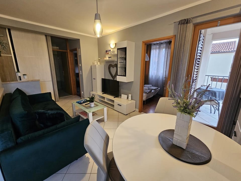 TV and multimedia, Balcony/Terrace, Living room, Seating area, Dining area, Bedroom
